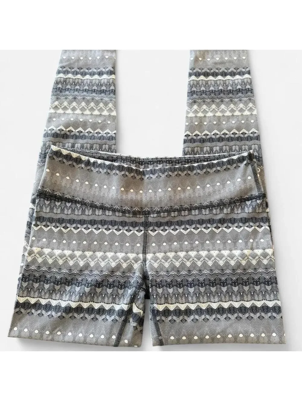Alo Yoga Full Length Gray and White Alpine Print Workout Leggings, Size Large